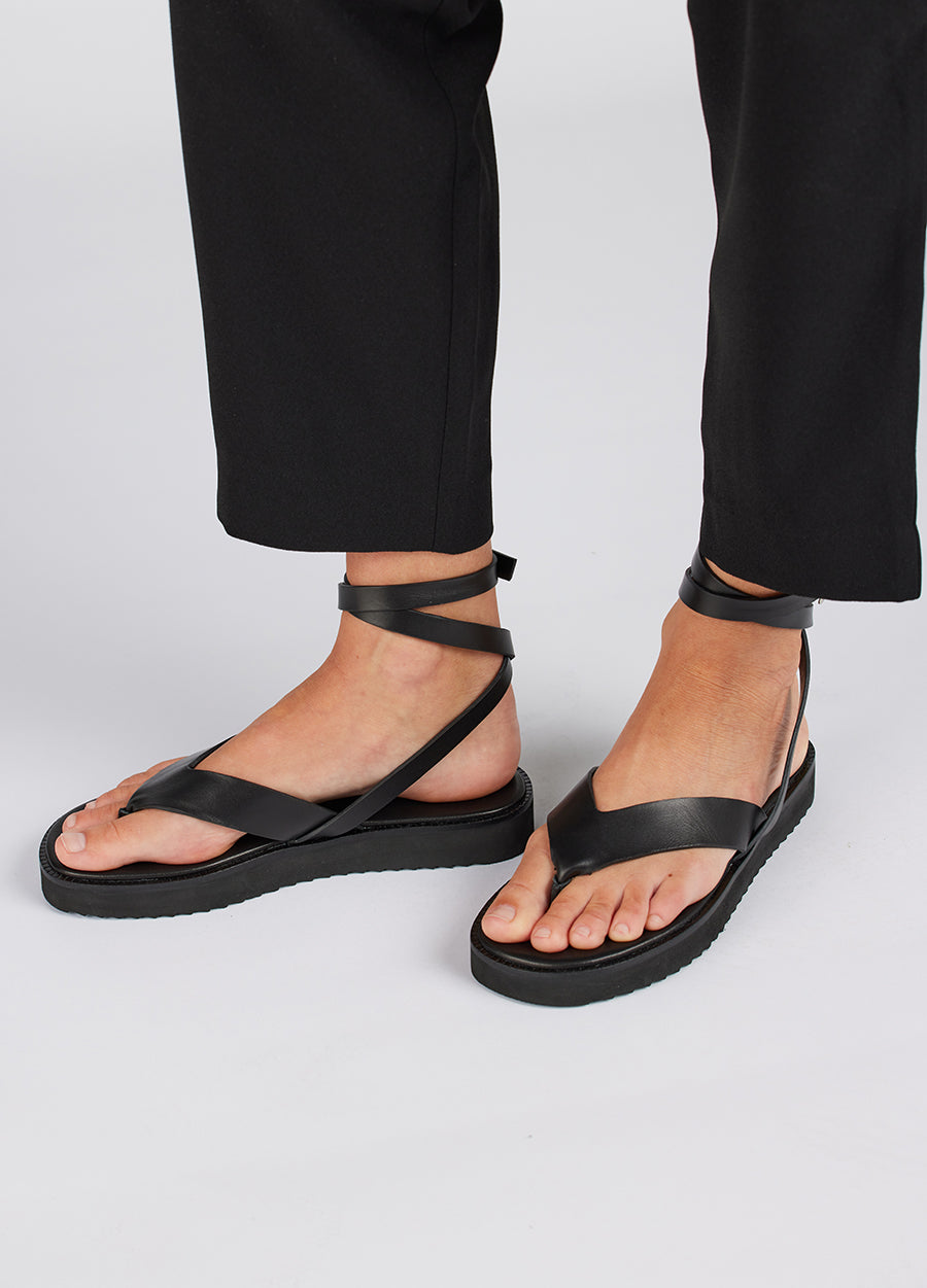 Zali Sandal Model